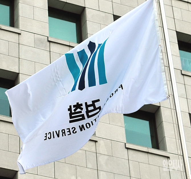 검찰이 '정윤회 국정개입 의혹'의 중심에 선 청와대 비선라인과 관련해 얼마만큼의 수사결과를 내놓을 수 있을지 귀추가 주목된다. 검찰은 압수수색의 범위에 대해 "청와대도 배제하지 않고 있다"고 공언한 만큼 수사결과에 엄청난 파장은 불가피해 보인다.