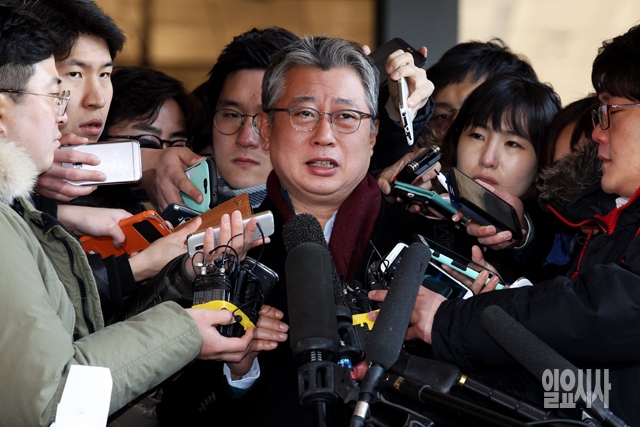 5일, 서울중앙지검에 출석해 취재진으로부터 질문 받는 조웅천 전 청와대 공직기강비서관