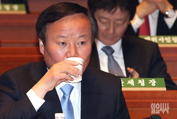 새누리당 실세인 김재원 원내수석부대표. 그는 2일, 한 라디오매체에 출연해 김무성 대표의 당 사유화 논란과 관련해 "동의할 수 없다"고 말했다.