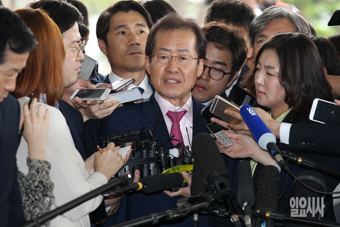 8일 오전, 홍준표 경남도지사가 '성완종 리스트'와 관련해 검찰 수사를 받기 위해 서울 서초동 서울고등검찰청에 출석하고 있다.