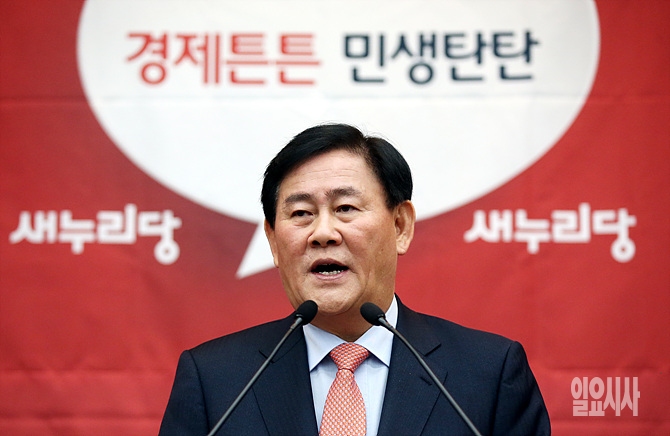 '경제부총리 겸 기획재정부장관' 직함을 떼고 여의도로 복귀하는 최경환 새누리당 의원