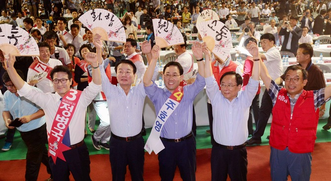 지난 3일, 전남권 합동연설회서 손 들어올리는 새누리당 당대표 후보들(사진 왼쪽부터 정병국·한선교·주호영·이주영·이정현 후보)