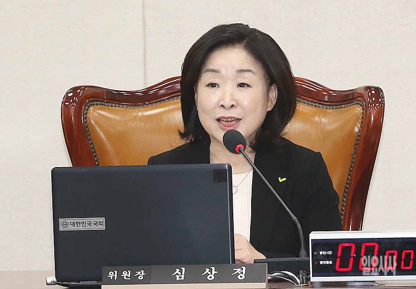 전체회의서 발언하는 심상정 정개특위위원장