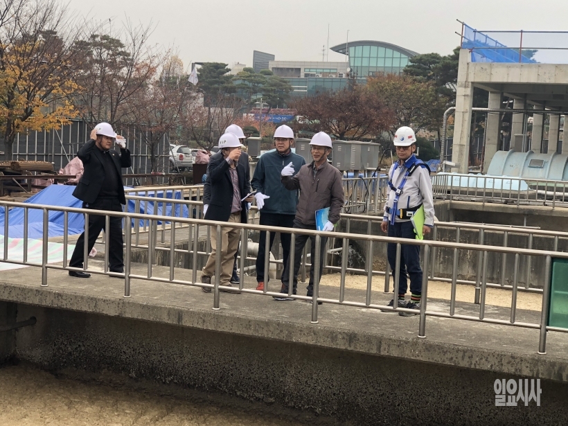 ▲ ▲오산 제1하수처리장 견학현장(우측에서 2번째 정하영 김포시장)