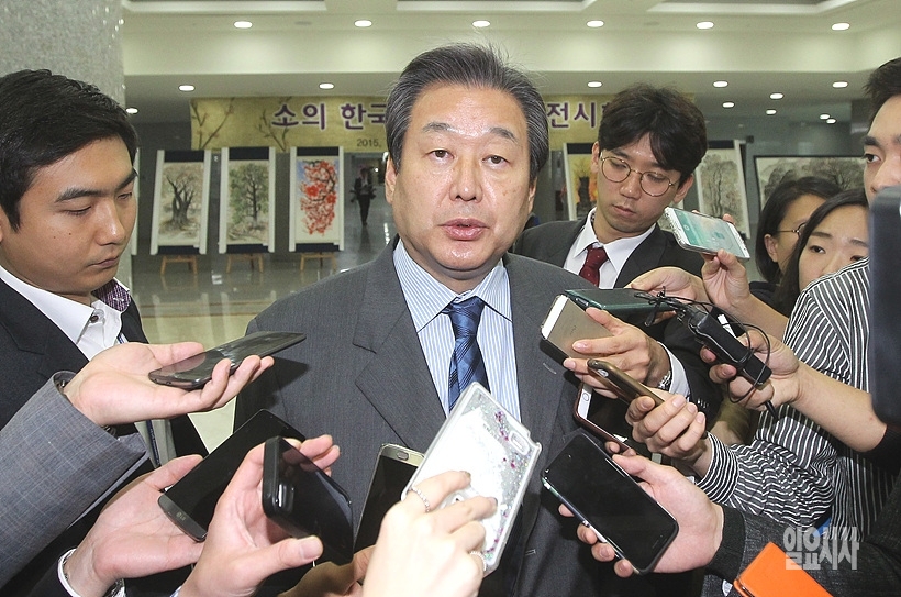 ▲ 취재진 질문에 답변하는 김무성 자유한국당 전 대표