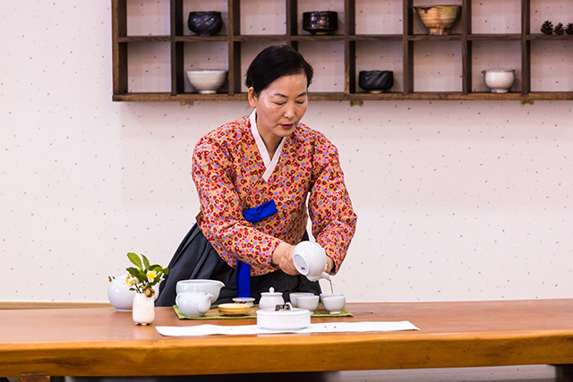 ▲ ‘차 생활실’에서 다례 시범을 보여주는 선생님