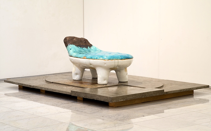 ▲ Day bed, Glazed Ceramic, 73×149×77㎝, 2019