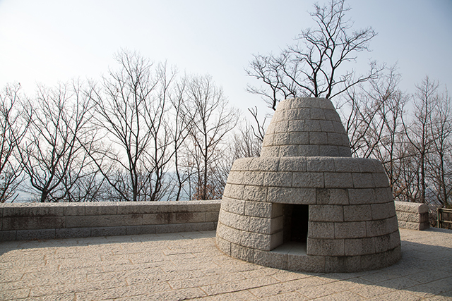 ▲ 아차산봉수대터에 복원된 봉수대