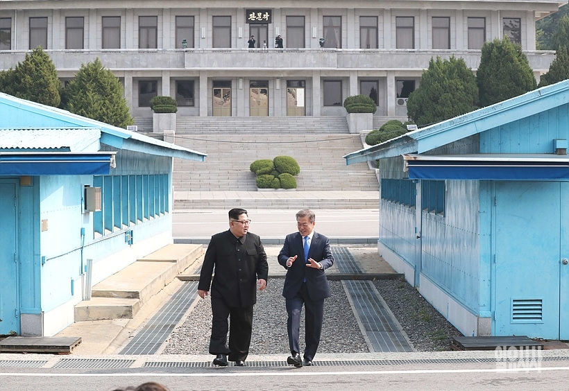 ▲ 김정은 국방위원장과 함께 걷는 문재인 대통령 ⓒ한국사진공동취재단