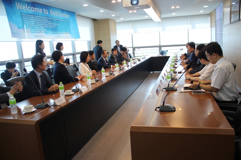 ▲ ▲ 간담회 갖는 유준상 한국정보기술연구원장과 (사)한일문화산업교류협회 관계자들