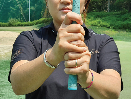 7번 아이언 기준 어드레스 시 그립은 조금 짧고 강하게 잡자. 볼을 정확하게 콘텍트하는 것에 용이하다. ▲ 7번 아이언 기준 어드레스 시 그립은 조금 짧고 강하게 잡자. 볼을 정확하게 콘텍트하는 것에 용이하다.