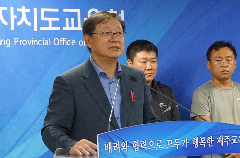 지난 1일, 제주도교육청 기자실서 기자회견 갖는 고용철 제주고 교장 ▲ 고용철 제주고 교장