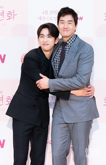 ▲ 포즈 취하는 박진영(왼쪽)과 유지태 ⓒtvN