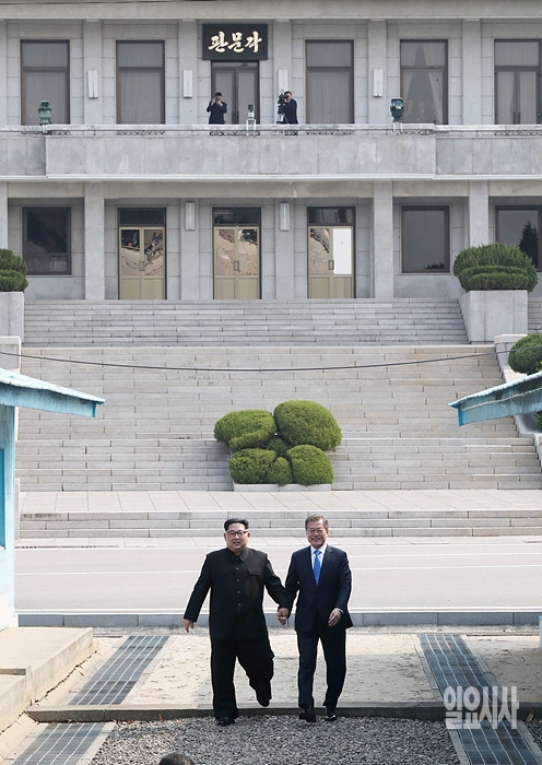 ▲ 남측 판문점으로 함께 이동하는 문재인 대통령과 김정은 북한 국무위원장 ⓒ사진공동취재단
