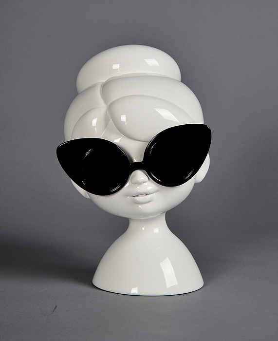 ▲ Sealed smile, 2020. FRP, PLA, Urethane paint, h30cm