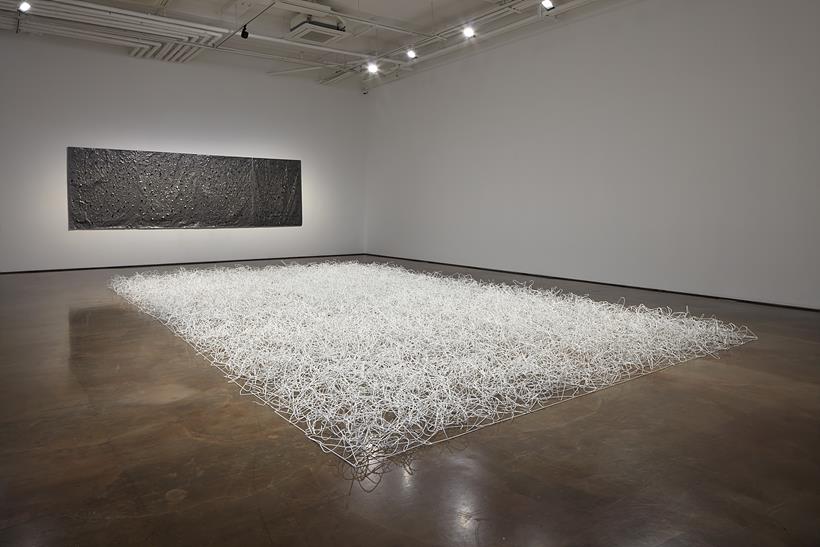 ▲ CHOI Byungso, Untitled 016000, 1975, Hangers, Dimensions variable_installation size 730 x 430 cm