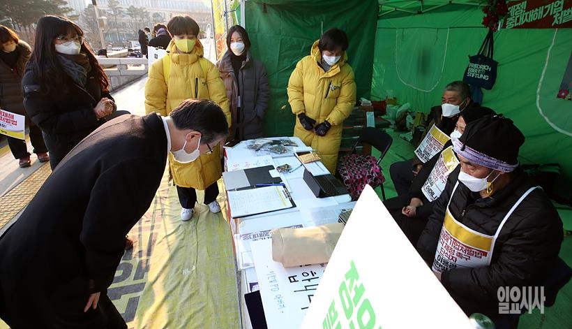 ▲ 인사청문회를 하루 앞둔 지난 24일, 변창흠 국토교통부 장관 후보자가 단식농성장을 찾아가 고개를 숙이고 있다. ⓒ박성원 기자