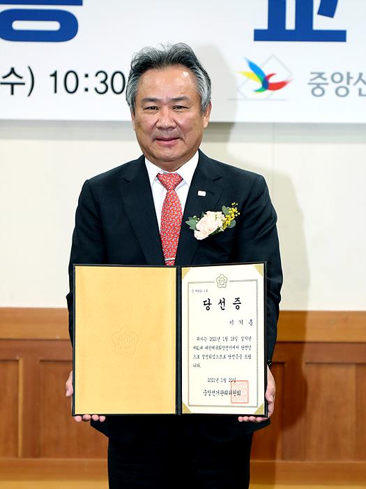 제41대 대한체육회장으로 당선된 이기흥 당선인이 지난달 20일, 중앙선거관리위원회 과천청사를 찾아 당선증을 교부받고 기념촬영을 하고 있다. ▲ 제41대 대한체육회장으로 당선된 이기흥 당선인