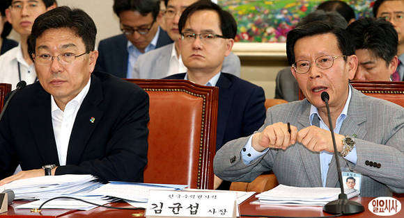 지난 5일, 한국수력원자력 김균섭 사장과 윤상직 장관(사진 왼쪽)이 국회 산업통상자원위원회에 참석해 의원들의 질의에 대답하고 있다.