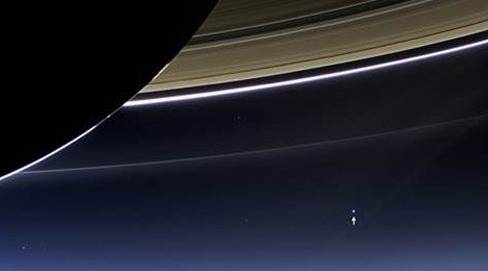 토성 근처에서 토성 탐사선 카시니 호가 담은 지구(화살표)의 모습 (제공=NASA)