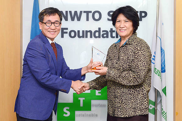 김철관(사진 왼쪽) 한국인터넷기자협회 회장이 도영심 UNWTO 스텝재단 이사장을 국제담당 고문으로 위촉하는 위촉패를 전달하고 있다.