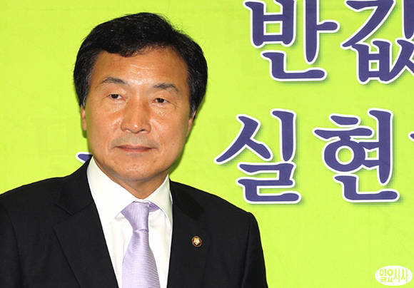 10·30 재보선 화성갑 출마 여부로 '장고중'인 민주당 손학규 상임고문. 민주당은 새누리당 서청원 전 대표의 출마 선언 이후로 현재 그의 입만 바라보고 있는 형국이다.