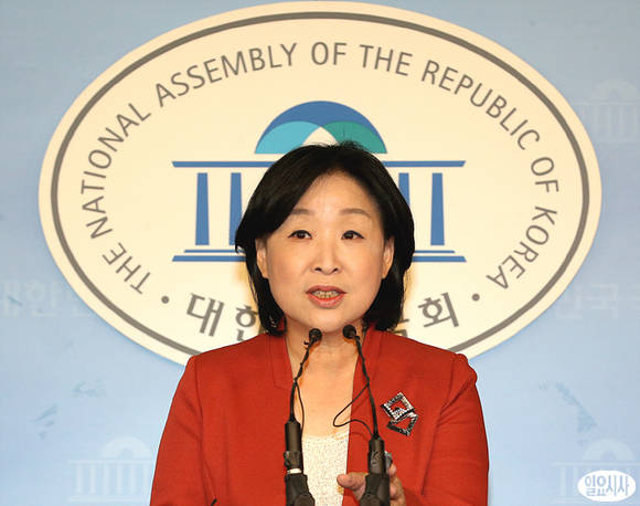 16일 오전, 국회 정론관에서 정의당 심상정 원내대표가 삼성전자와 관련한 기자회견을 갖고 있다.