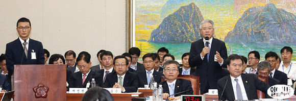 지난 17일, 국회 정무위원회 국정감사에서 현재현 동양그룹 회장이 출석해 의원들의 질의에 답변하고 있다.